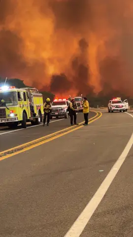 Back to the Airport fire in Lake Elsinore this time off of Ortega fwy. Flames fully consumed both sides of the road forcing evacuations including the firefighters. . . . #fyp #trending #airportfire #linefine #lakeelsinore #californiawildfire #calfire 