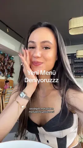 Susamlı teriyaki soslu tavuğunu denemeniz lazımmm 🤤  Bu arada Pizza Il Forno’nun yıldızevler şubesine ilk defa gittim ve en güzellerinden biri diyebilirim hem bahçe kısmı hem de iç kısmı çok ferah ve şık 🤍 Sonbahar buluşmaları için harika bir rota 👯‍♀️🥂 Havalar iyice soğumadan bahçenin de tadını çıkarın derimmmmm 🍂 Kaydetmeyi unutma 💌 #ankara #ankaramekanları #ankaramekanönerileri #ankarapizza #ankararestoranları #mekanönerisi #mekanönerileri #pizzailforno #keşfet #foodvlogger #foodblog #yenimekan #datemekanları  *işbirliği
