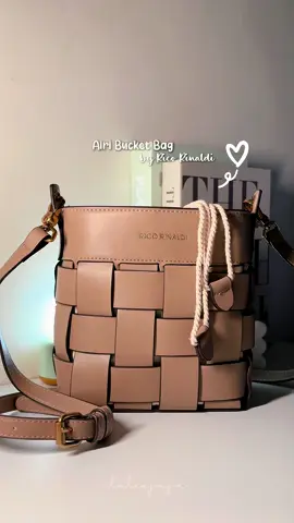 Airi bucket woven bag from Rico Rinaldi 🤎 serious cantik sangat bucket bag ni design anyaman dekat bag tu nampak mewah & elegant kan! Love nyaa 😍🫶🏻 #ricorinaldi #bucketbag #slingbag #wovenbag #anyamanbag #handbag #handbagtiktok 