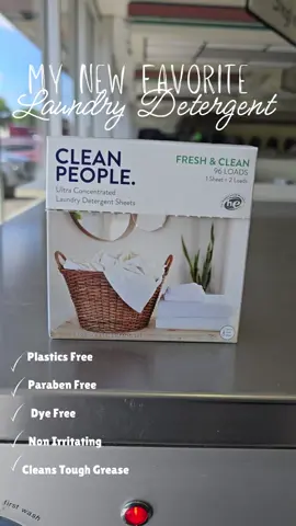 #EspecialistasEmPontos This cleans the grease from my fiancé's work shirts. they are usually left with a film due to him bring in a kitchen.  If you have sensitive skin, or if you just want to a product that's better got you and the environment, this is perfect.  #CleanTok #laundrytok #laundry #cleaningredients #sensitiveskin #dyefree #parabenfree #plasticfree #biodegradable 