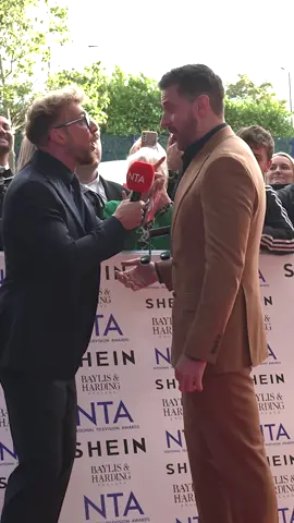 CHAOTIC @Samthompsonuk spots THE HOBBIT on the #NTAs Red Carpet - Richard Armitage is also nominated for #RedEye! 