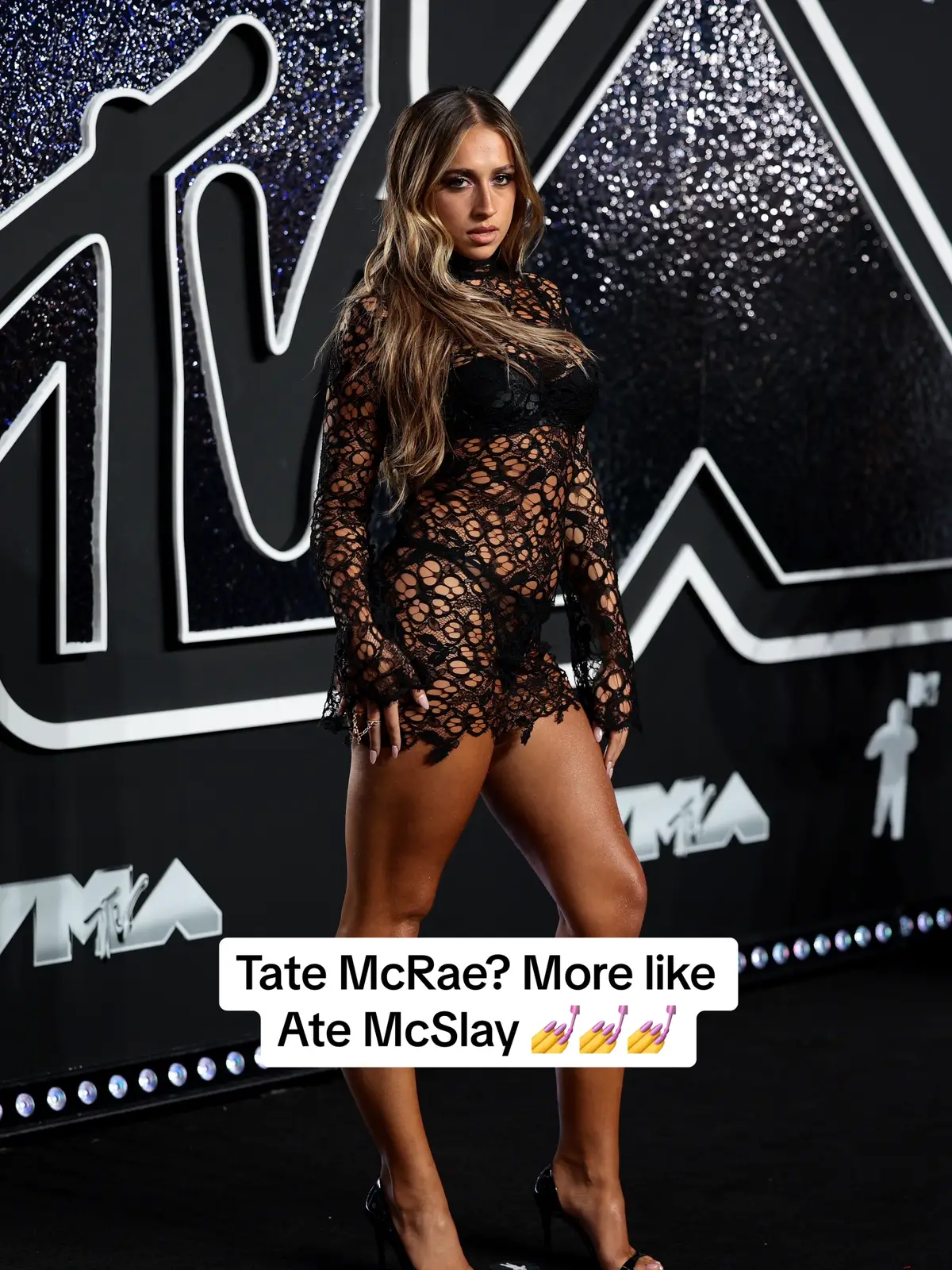 If Tate is gonna do one thing… It’s give us LEGS LEGS LEGS. #tatemcrae #vmas 