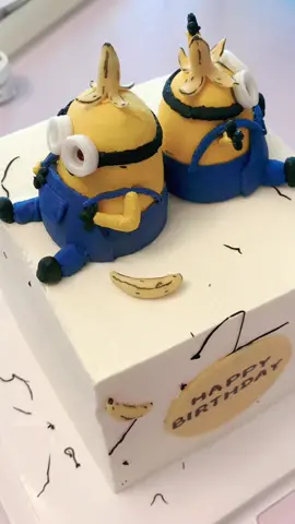 Minions square cake #cakedecorating #cakemaking #funnycake #cutecake #minionscake 