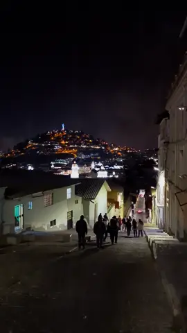 ✨Hermosa noche en el Centro Histórico de Quito! Gracias por caminar con nosotros 🤗 PATA CALIENTE miércoles 11 de septiembre. Gracias a nuestros vecinos por abrir sus casas! Pablo Iturralde Casa Gardenia Instituto metropolitano de Patrimonio  Hotel Vista del Angel Y La Caponata!🍷 #patacaliente  #centrohistorico  #miercolestodosalcentro  #todosalcentro  #CentroHistoricoUIO  #CaminaConNosotros  #CaminatasNocturnas  #lacaponataquito  #lacaponata