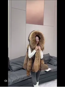 New Design Women Winter Warm Real Big Fluffy Furry Raccoon Fur Vest Gilet Poncho Coat Jacket with Big Hat and Sleeveless for Fashion Girls Outfits Luxury Clothes#fur #womenfur #raccoonfur #flufffyfur #bigfur