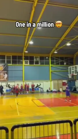 No way 😳 (via lorexnt/IG) #basketball #trickshot #lucky 