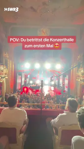 Der Moment, wenn du den #Konzertsaal zum ersten Mal betrittst – immer Gänsehaut, oder? 😏 Was sind eure Lieblings-Konzertvenues? Beim #SWR3NewPop Festival sorgt das Theater in Baden-Baden bei den Fans und Bands regelmäßig für Herzaugen! 😍 Letztes Jahr hat #Mayberg das Theater abgerissen, dieses Jahr freuen wir uns dort auf Ennio, Ásdís und The Last Dinner Party. Die Tickets waren ruckzuck ausverkauft, aber keine Sorge, über den Video-Livestream seid ihr ganz nah dabei. 🙌 