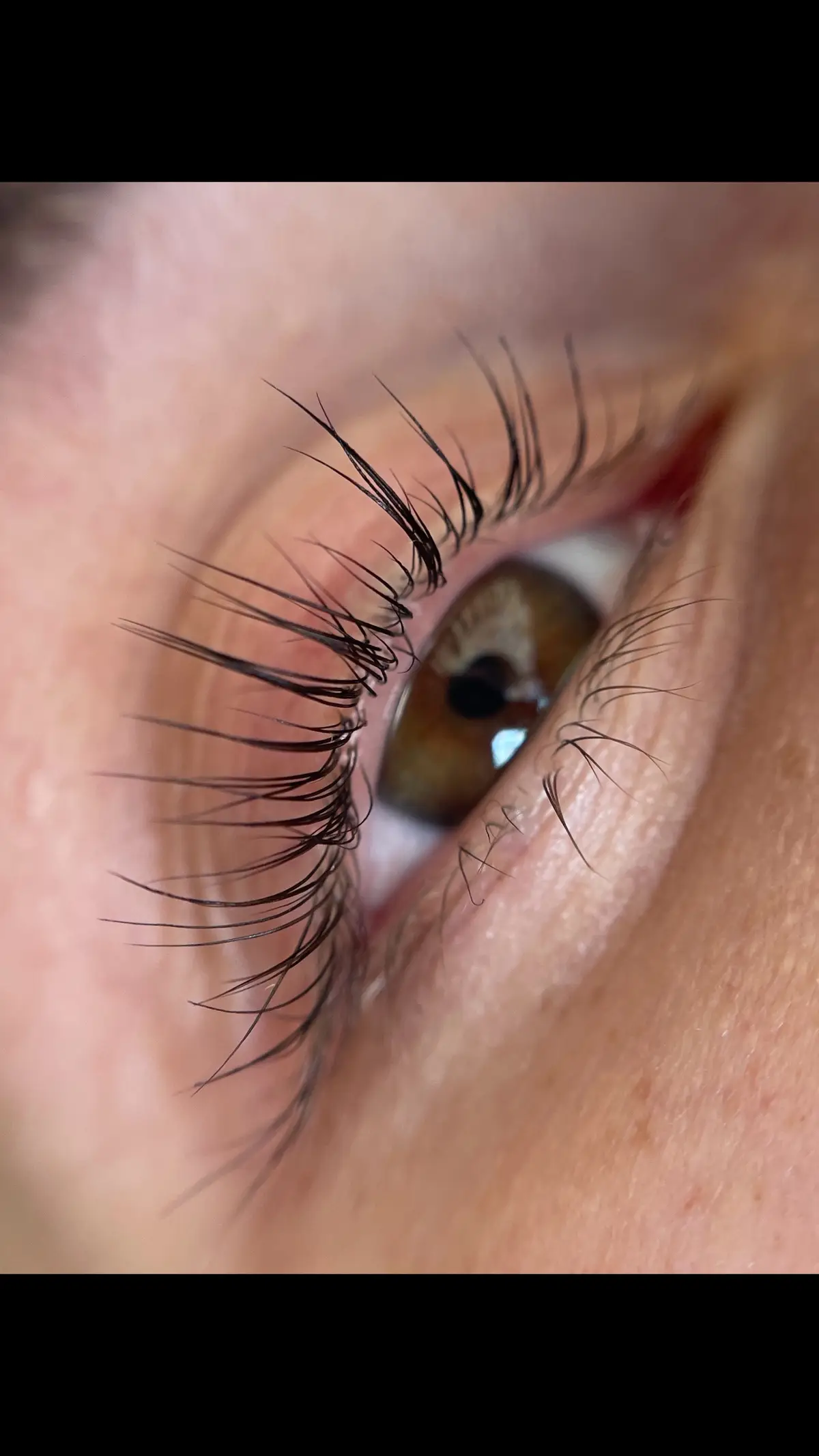 Chcesz naturalnie podkreślić spojrzenie swoich rzęs?  Mamy na to rozwiązanie!  Lifting rzęs 🌸 Dzięki tej bezpiecznej metodzie możesz cieszyć się zalotnym spojrzeniem nawet do 8 tygodni!  Umów swój termin już dziś! 📞