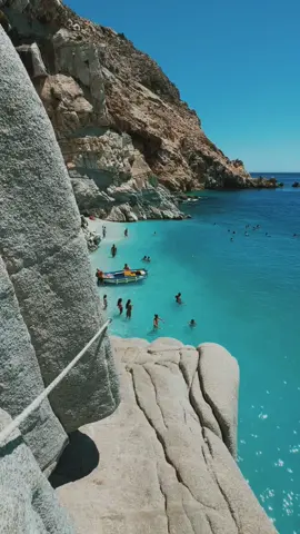 🐚 Οι περίφημες Σεϋχέλλες Ικαρίας, μία από τις πιο ξεχωριστές παραλίες του νησιού. Δημιουργήθηκε «κατά λάθος», έπειτα από κατολίσθηση κατά τη διάνοιξη μιας σήραγγας στον κεντρικό δρόμο πάνω από την παραλία. Το αποτέλεσμα; Μία μικρή παραλία εξωτικής ομορφιάς, με κατάλευκο βότσαλο και γαλανά νερά. Για την προσέγγισή της, θα χρειαστεί η κατάβαση ενός μονοπατιού, το οποίο στο τέλος του είναι αρκετά απότομο, όπως φαίνεται και στο βίντεο. #ikaria #greece #travel #travelgr #fyp 