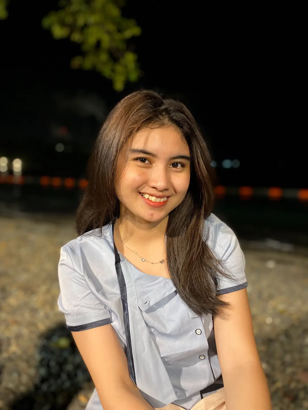 👩🏻