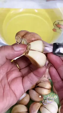Stainless steel garlic peeling clip a magical tool for those who love to eat garlic#KitchenHacks #Goodthing #GarlicStrippingArtifact#fyg #foryoupageofficiall 