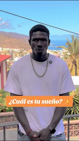 Bamba nos habla de sus sueños y planes de futuro. Tiene 24 años, vive en Tenerife y trabaja como empaquetador de fruta e intérprete. Bamba sueña con ser policía pero tiene un plan B, por si no lo consigue. Le gusta mucho cocinar y su platos favoritos son la lasaña y el ceebujën, un plato senegalés muy popular. Conmemoramos la llegada de la primera patera a Fuerteventura hace 30 años y celebramos la riqueza que emana del intercambio de culturas. #30años30historias @Policía Nacional 