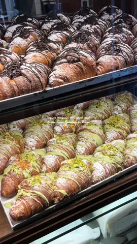 Had to try these while in Rome and they were honestly mid😕 The pistachio cream was soooo good but the croissant itself was nothing special… would return to try the sandwiches tho👀 #fyp #rome #romeitaly #trevi #trevifountain #trevifountainrome #roma #croissants #viralcroissant #pistachiocroissant #viralfood 
