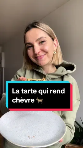 Tartelette figue, chèvre et échalote 🐐 J’ai une barbichette qui commence à me pousser sur le menton et mes mains se transforment en sabots, je sais pas si je devrais m’inquiéter ??? d’ailleurs pas pratique les sabots pour taper sur mon téléphone, je comzdlkazad a f fqmlksdf galérer Bref lol  Abonnez-vous à @laurenbouffe le S 🫶🏻 Ici je fais la pâte maison et je propose des formats individuels, mais you do you si vous voulez utiliser une pâte toute prête ou faire un format plus grand (multipliez les qtés indiquées par 2 environ pour un format “normal”) !! Pour la pâte (pour 2 tartelettes) : - 100 g de farine - 20-25 g d’huile d’olive - 40-50 g d’eau chaude - 10 g de graines de sésame - 1 pincée de sel Ou alors : deux quarts de pâte à tarte toute prête   Pour la garniture : - 3 ou 4 figues par tartelette - Environ 50 g de chèvre frais - 1 échalote par tartelette - Crottin de chèvre (j’adore le mot crottin chuis une gamine) - Sel et poivre - Thym - Option après la cuisson : des noix torréfiées ou des pignons de pin  1. Préchauffez le four à 180°. 2. Préparez la pâte : - Dans un bol, mélangez la farine, les graines de sésame, et une pincée de sel. - Ajoutez l’huile d’olive et l’eau chaude petit à petit tout en mélangeant jusqu’à obtenir une pâte homogène. - Divisez la pâte en deux portions. - Étalez chaque portion de pâte en deux cercles pour former la base des tartelettes. J’étale direct sur du papier sulfu, c’est grave plus simple à manipuler comme ça.  3. Préparez la garniture : - Coupez les figues, les échalotes et le crottin de chèvre en tranches. - Étalez le chèvre frais sur les fonds de tarte. - Disposez les tranches de figues sur le chèvre frais. - Recouvrez de tranches d’échalotes et de crottin de chèvre, saupoudrez de thym. Salez et poivrez.  4. Enfournez les tartelettes dans le four préchauffé pendant environ 25 à 30  minutes, jusqu’à ce que la pâte soit dorée. 5. Une fois sorties du four, vous pouvez arroser les tartelettes de miel ou bien ajouter des noix grillées par exompl 🥸 Et zé touuut bon ap !! #figue #tarte #recetterapide