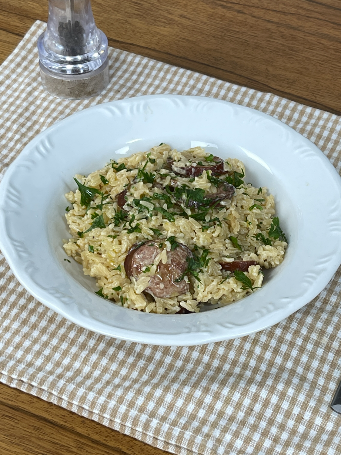 Arroz Cremoso com Calabresa na Panela de Pressão INGREDIENTES: - 2 xíc. de arroz - 4 xíc. de água ou caldo - 1 linguiça calabresa - 1 cebola - 1 cenoura ralada - 1/2 alho poró - Azeite a gosto - 1 c. de sopa de manteiga - 1 cx. de creme de leite - Parmesão a gosto MODO DE FAZER: Doure a linguiça, a cebola, alho poró, cenoura, arroz, pimenta-do-reino, sal e adicione o caldo e conte 5 min após pegar pressão. Acrescente a manteiga, o creme de leite e o parmesão. Finalize com salsinha e sirva! #foodmakers #culinaria #gastronomia #receitas #foodtiktok #arroz #arrozcremoso #linguiça