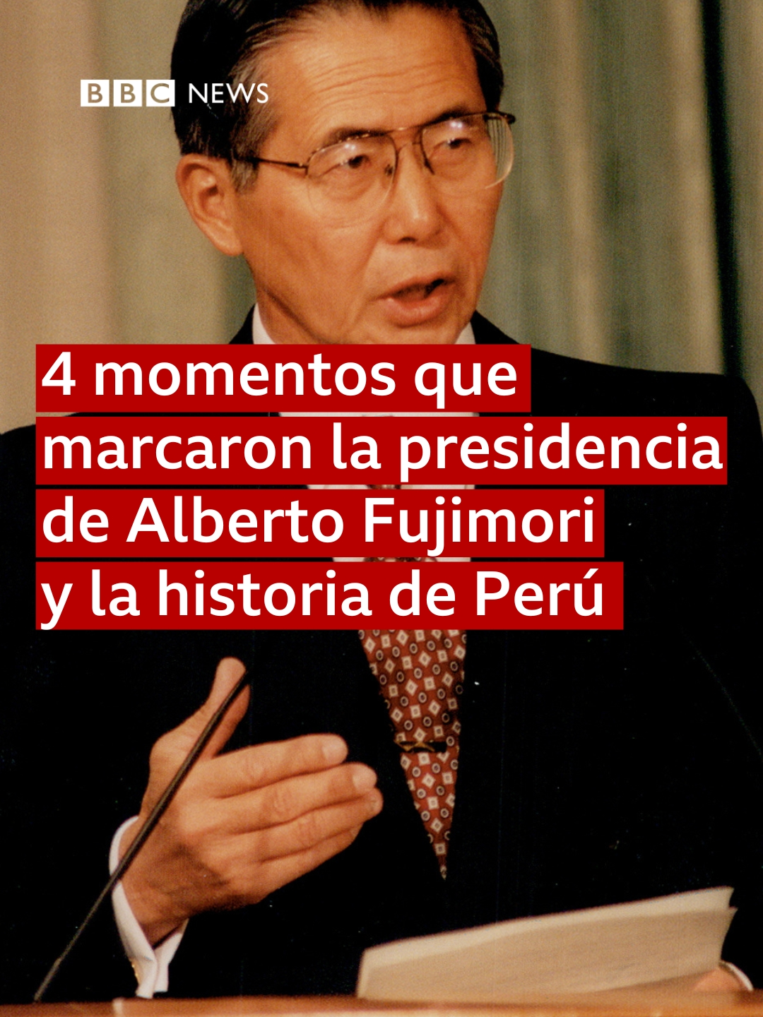 🇵🇪 Pocas figuras en la historia de Perú polarizaron tanto al país como la de Alberto Fujimori. El polémico expresidente murió de cáncer este miércoles a los 86 años. Durante sus diez años de mandato entre 1990 y 2000, para sus simpatizantes salvó al país de la violencia de la guerrilla y del colapso económico. Pero para sus detractores, fue un autoritario que abusó de las instituciones democráticas de Perú y perpetró graves violaciones de los derechos humanos. De hecho, fue el primer exmandatario constitucional de América Latina en ser juzgado y sentenciado en su propio país por crímenes de lesa humanidad. En este video, Laura García (@lauragrb) te cuenta 4 momentos clave que marcaron su vida. #Fujimori #AlbertoFujimori #Perú #Obituario #Política #BBCMundo