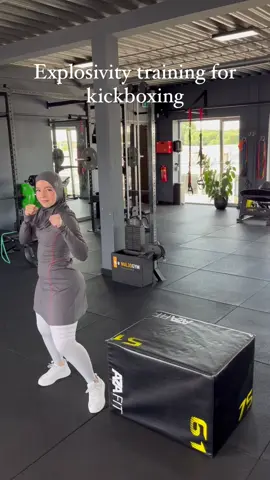 Explosivity training for kickboxing 3-4 sets of 10 reps with 1-2 minutes rest in between. #kickboxing #kickboxinggirl #kickboxen #kickbox #kickboxer #kickboks #kickboksen #kickboksen🥊 #vechtsport #vechten #explosiviteit #explosive #circuit #speed #snelheid #snel #sterkerworden #strongwomen #strongwomen #strong #stronggirl #fitgirl #fitgirlsnl #bewegenoptiktok #bewegen #sporten #sport #sportief #bewegenisgezond #personaltrainer #personaltrainster #training #kickboxingtraining #kickboxinggirl #femalefighter #utrecht #amsterdam #nederlands #marokkaans #fit #fithijabi #hijab #hijabi #hijabitiktok #hijabigirl #hijabiqueen #hijabinspiration #hoofddoek #sporten #nederland #marokko #ladiesonly 