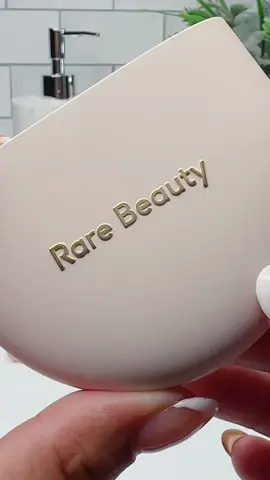 Gifted by @Rare Beauty  This finishing powder is so beautiful, it blurs, it  smooths, it reduces shine, and sets your makeup. I like to use this for a more no-makeup makeup look when I’m not in the mood for foundation. It gives me the right amount of tint. Love that it’s compact & perfect to carry in your purse for on the go touch-ups!  ✨Talc-Free -Comes in 14 Shades  Link Down Below 👇  Don’t miss out on such an amazing finishing powder!  #rarebeauty #beauty #makeup #viralproducts #fyp 