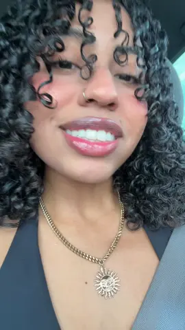 porque yo no puedo ser viral solo cantando? Es algun tipo de privilegio solo de preciosas o que? 