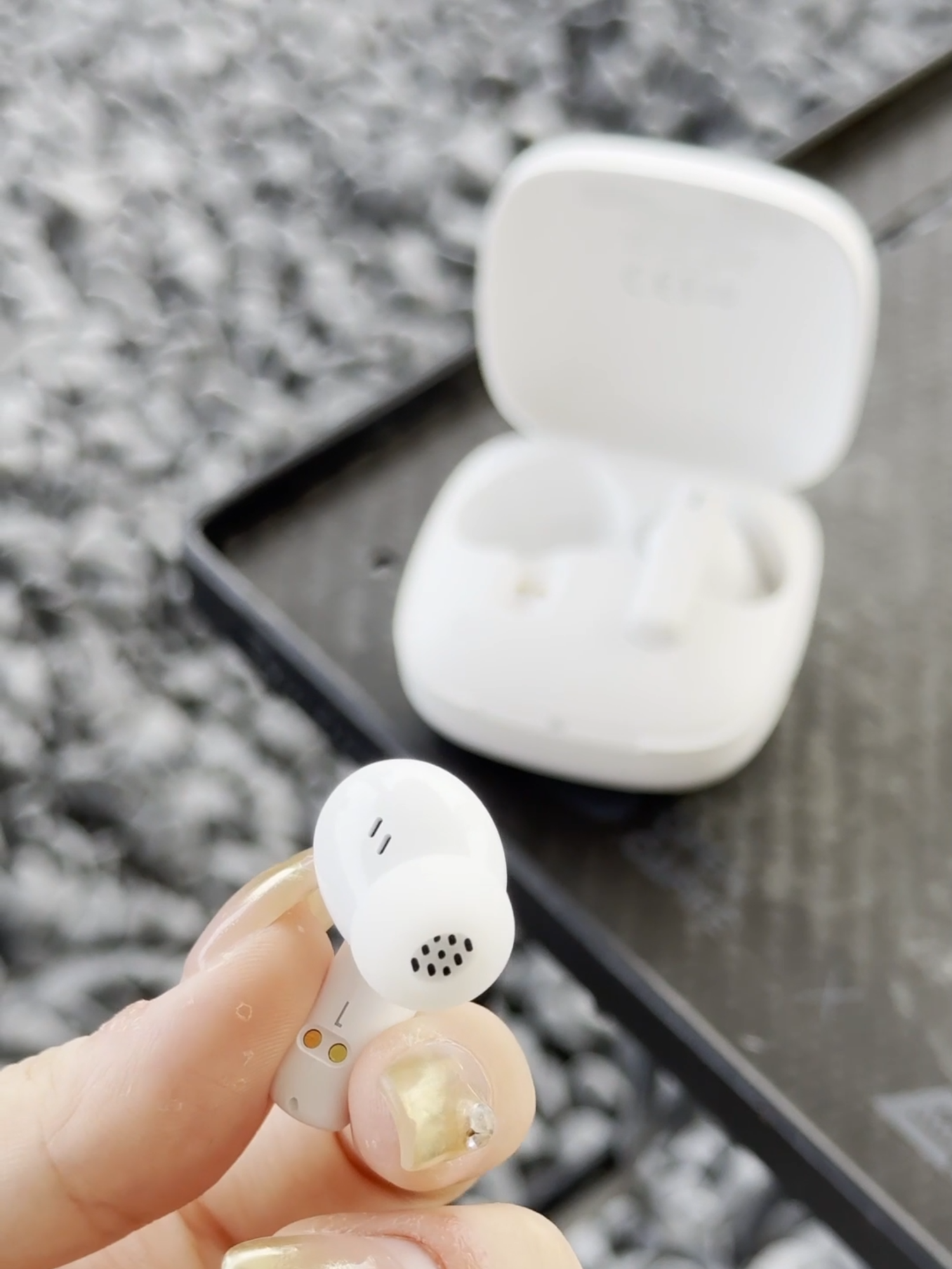 Add dynamic melodies and fun to your picnic action! ⛰️🎶#baseus #baseusE19 #earphones #outdooractivities #enjoymusic