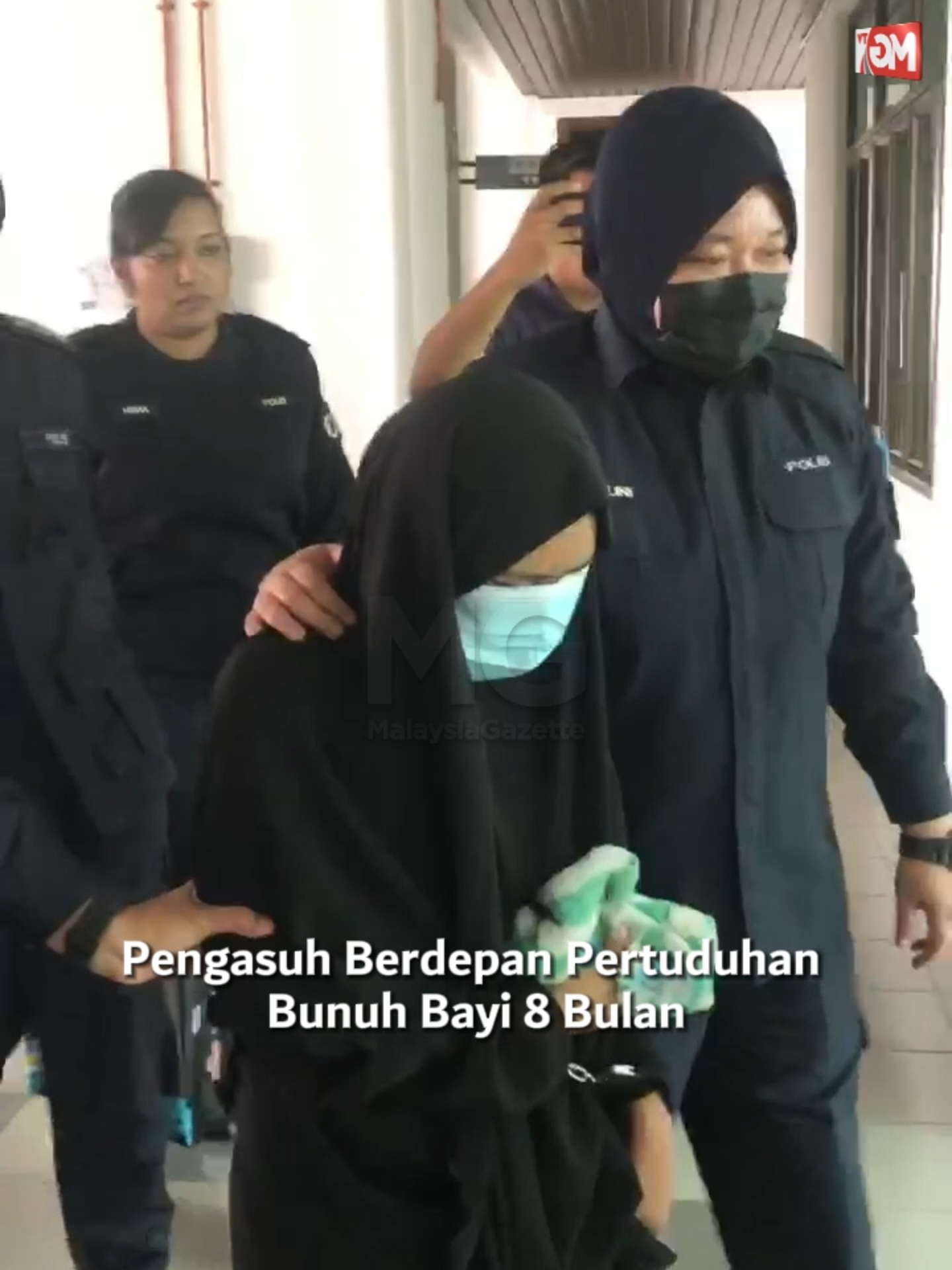 Tertuduh pengasuh kes kematian bayi lapan bulan di Taska Taman Kelemak Utama Alor Gajah, Nor Afifah Abdullah, 34, berdepan pertuduhan bunuh di bawah Seksyen 302 Kanun Keseksaan di Mahkamah Majistret Alor Gajah hari ini. #malaysiagazette #pengasuhtaska #taskatamankelemakutama