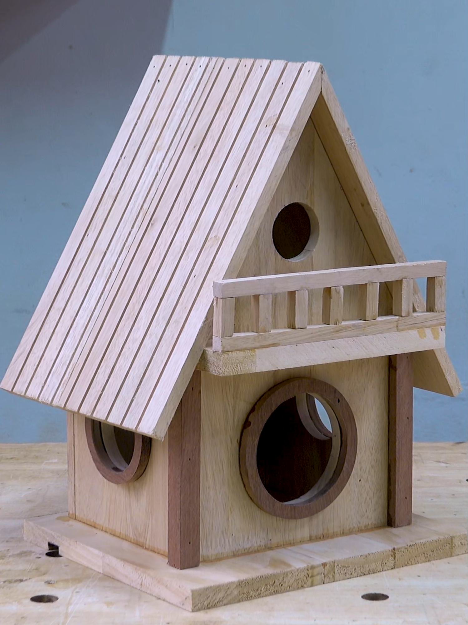 Transform your old pallets into a charming wooden bird feeder! This DIY project not only repurposes materials but also invites beautiful birds to your garden. 🐦🌳 #DIYProjects #BirdWatching #SustainableLiving