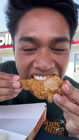 I’ll take jollibee any day 🤤 #jollibeemukbang #jollibeechickenjoy #mukbangasmr #filipinospaghetti 
