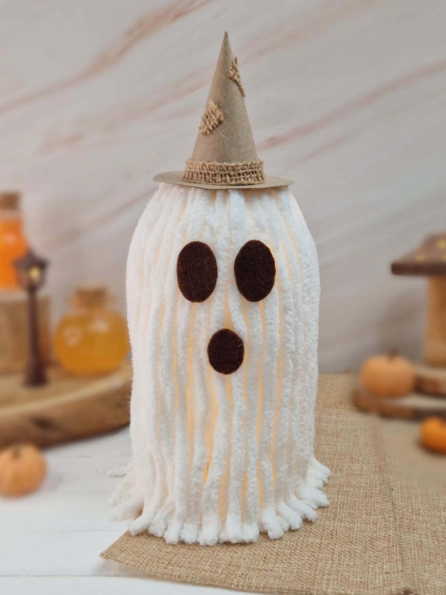 DIY Gespenst basteln 🍂👻 Schaurig schöne Halloweendeko selber basteln.😊 Bastelmaterialien: - Plastikflasche - Tonpapier - LED-Lichterkette - Wolle - Kleber - Schere #diyhalloween #diyhalloweendecor #gespenst #halloweendecor #basteln #halloweenbasteln #halloweencrafts