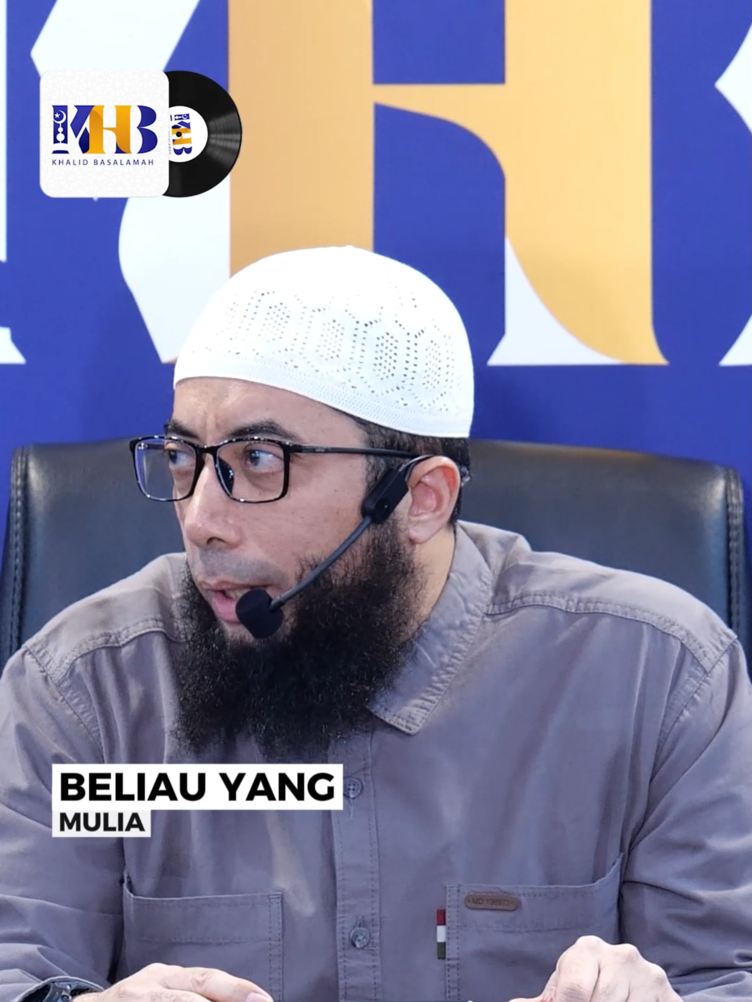 ▶️ TIDAK ADA KEMULIAAN BAGI SESEORANG YANG MALAS BEKERJA 📡 Link Youtube: https://youtu.be/XKoxkU1h57A   Islam sangat menekankan pentingnya bekerja keras dan tidak bermalas-malasan. Tidak ada kemuliaan bagi seseorang yang malas bekerja, terutama laki-laki yang bertanggung jawab mencari nafkah.   Rasulullah ﷺ melarang umatnya dari sikap meminta-minta dan mengemis tanpa kebutuhan mendesak, karena perbuatan tersebut dapat membuka pintu kemiskinan. Rasulullah ﷺ bersabda,   وَلَا فَتَحَ عَبْدٌ بَابَ مَسْأَلَةٍ إِلَّا فَتَحَ اللَّهُ عَلَيْهِ بَابَ فَقْرٍ   “Dan tidaklah seorang hamba membuka pintu minta-minta melainkan Allah akan membukakan pintu kemiskinan untuknya.” (HR Tirmidzi: 2325).   Dalam riwayat lain, dari ‘Abdullah bin ‘Umar, ia berkata bahwa Rasulullah ﷺ bersabda,   مَا يَزَالُ الرَّجُلُ يَسْأَلُ النَّاسَ حَتَّى يَأْتِىَ يَوْمَ الْقِيَامَةِ لَيْسَ فِى وَجْهِهِ مُزْعَةُ لَحْمٍ   “Jika seseorang meminta-minta (mengemis) kepada manusia, ia akan datang pada hari kiamat tanpa memiliki sekerat daging di wajahnya.” (HR Bukhari: 1474 dan Muslim: 1040).   Meminta-minta tanpa kebutuhan yang mendesak merupakan tindakan yang hina. Allah lebih menyukai hamba-Nya yang bekerja keras untuk mencari rezeki halal dan menjaga kehormatannya daripada bergantung kepada belas kasihan orang lain. Dari Abu Hurairah, ia berkata bahwa Rasulullah ﷺ  bersabda,    لَأَنْ يَحْتَطِبَ أحَدُكُمْ حُزْمَةً على ظَهْرِهِ، خَيْرٌ له مِن أنْ يَسْأَلَ أحَدًا، فيُعْطِيَهُ أوْ يَمْنَعَهُ.   “Lebih baik seseorang bekerja dengan mengumpulkan seikat kayu bakar di punggungnya dibanding dengan seseorang yang meminta-minta (mengemis) lantas ada yang memberi atau enggan memberi sesuatu padanya.” (HR Bukhari: 2074).   Ini menegaskan bahwa bekerja dengan sungguh-sungguh, meskipun dengan pekerjaan yang sederhana, jauh lebih mulia daripada hidup bergantung kepada orang lain. Allah akan memberkahi orang yang bekerja dengan ikhlas, dan melalui usahanya.   Semoga Allah memberikan taufik dan hidayah, serta memudahkan kaum mukmin dalam mencari rezeki. Allahumma Aamiin, wallahu Ta’ala a’lam bishawab. ------- Dari Abu Mas’ud Radhiyallahu anhu berkata, “Rasulullah Shallallahu ‘alaihi wa sallam bersabda, ‘Barangsiapa menunjukkan suatu kebaikan, maka ia mendapatkan pahala seperti pahala orang yang melakukannya'.” [HR Muslim] ♻️ Silahkan disebarluaskan 🚫 Dilarang menambah dan mengurangi isi poster/video ini tanpa izin #khalidbasalamah #khalidbasalamahofficial #ustadzkhalid #ustadzkhalidbasalamah