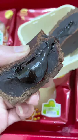 Trung thu tới rồi bạn đã dùng thử bánh nhà Kinh Đô chưa? 🥮🥮🥮  Bánh trung thu Kinh Đô vị Lava Choco tan chảy 🫠🫠  #xuhuong #xuhuongtiktok #fyp #unboxing #trungthu #banhtrungthu  #kinhdo #banhtrungthukinhdo #viral #tiktokviral