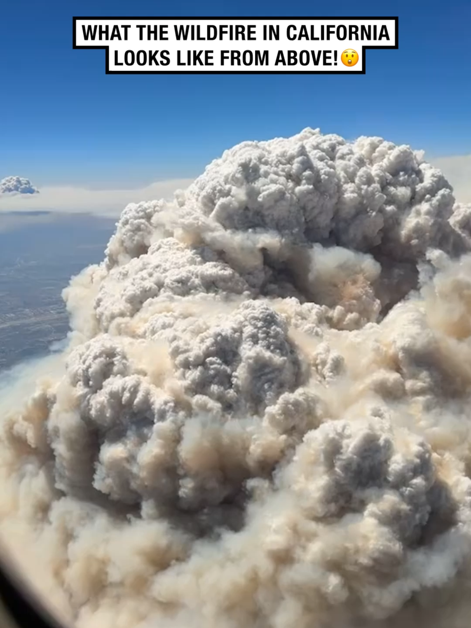 Praying for everyone's safety! 🙏 🎥 @bowens_official37 #UNILAD #wildfire #airplane #fly #flying #plane #fire #planes #california #aeroplane #cloud #firedepartment