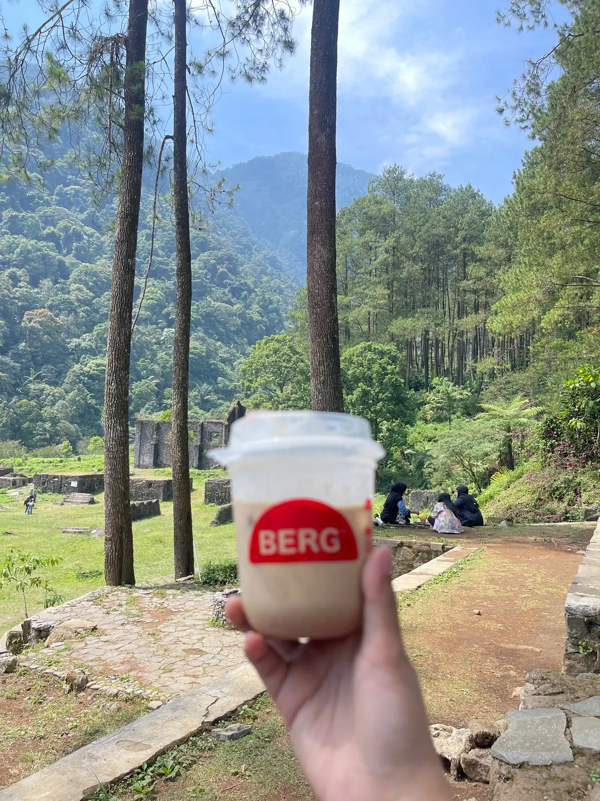 Kopi nya enak bgt 💙 apalagi viewnya cantik bgt 😍 #tempatwisatabandung #berg #gunungpuntangbandungselatan131220 