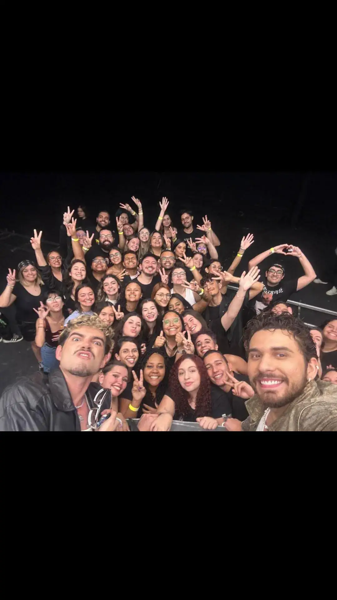 Gustavo e Jão com fãs no dia da gravação do clipe de 