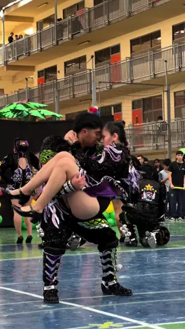 Un día lo preparas para su primer baile en el jardín … y no te das ni cuenta cuando ves su ultimo baile de 4to medio.  Com su mejor amiga ✨#caporales #viral #foryou #paratii #fypシ #bailes #bailecuartosmedios #presentacion #ultimoaño #hijos #caporal 
