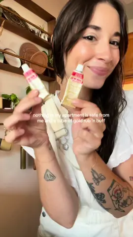 im pretty sure ill look back and realize i had rub n buff blidness but until then im turning every thing in my apartment GOLD ✨ #easydiy #rubnbuff #apartmentdecor #apartmenttherapy 