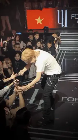 ổng đấm muốn rớt điện thoại lun ak chời :))#JackJ97 #Jack #J97 #xh #xuhuong 