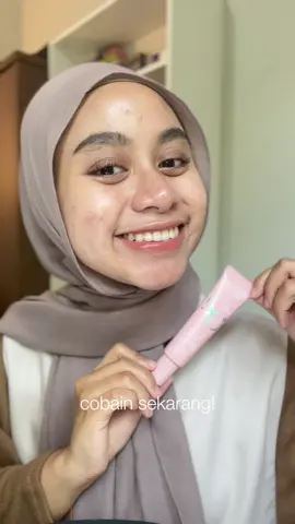 Finally gaperlu butuh waktu lama buat makeup, karna cukup pakai tone sunscreen dari Wardah ini tuh udah bikin wajah keliatan lebih fresh dan cerah! pastinya juga terlindungi dari paparan sinar matahari karna ada kandungan SPF 50+ PA+++  #Sunscreen #SunscreenToneUp #WardahToneUpSunscreen