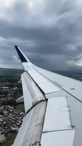 Batik air landing at Malang Abdul Rachman Saleh airport 🇮🇩✈️ #batikair #aviation #fyp #foryou #wingview #travelling #a320 #airbus320 #indonesia #malang 