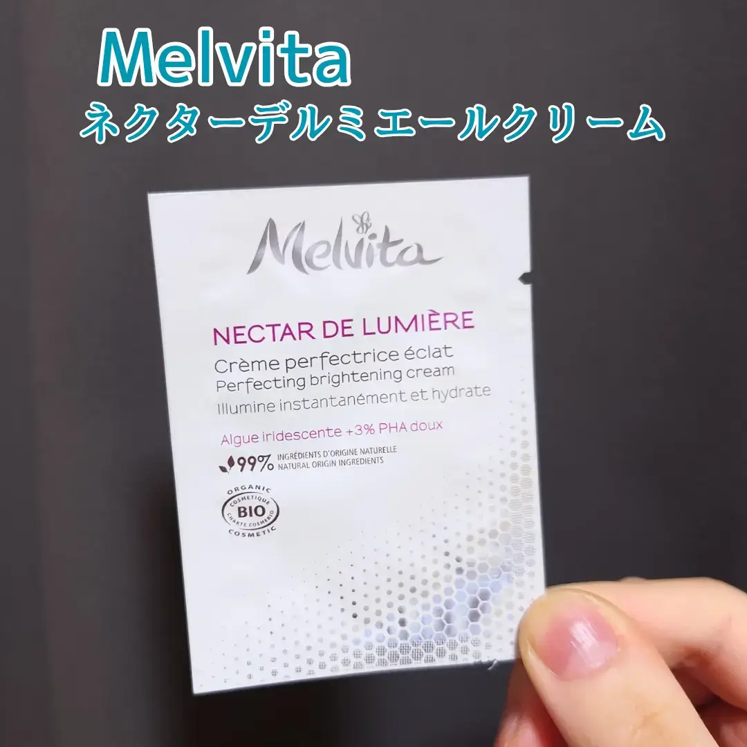 輝くようなお肌へ？✨ 【 #Melvita / #ネクターデルミエールクリーム 】 柔らかいテクスチャーで伸びは良いです◎ 油分感たっぷりで、油で膜を作って水分蒸発を防ぐような 使用イメージ！！ベタベタしにくいけど、苦手な使用感😵‍💫 色んな香りを感じましたが 練り消しのバナナぽい香りを感じた時懐かしかったです🤭 乾燥によるくすみケアが期待できるそう！！ 自らが発光する力をもつオーガニックの海洋成分 【ルミエールアルガ*】を配合しているそう。 *シストセイラタマリシホリアエキス(整肌成分) #メルヴィータ　#クリーム　