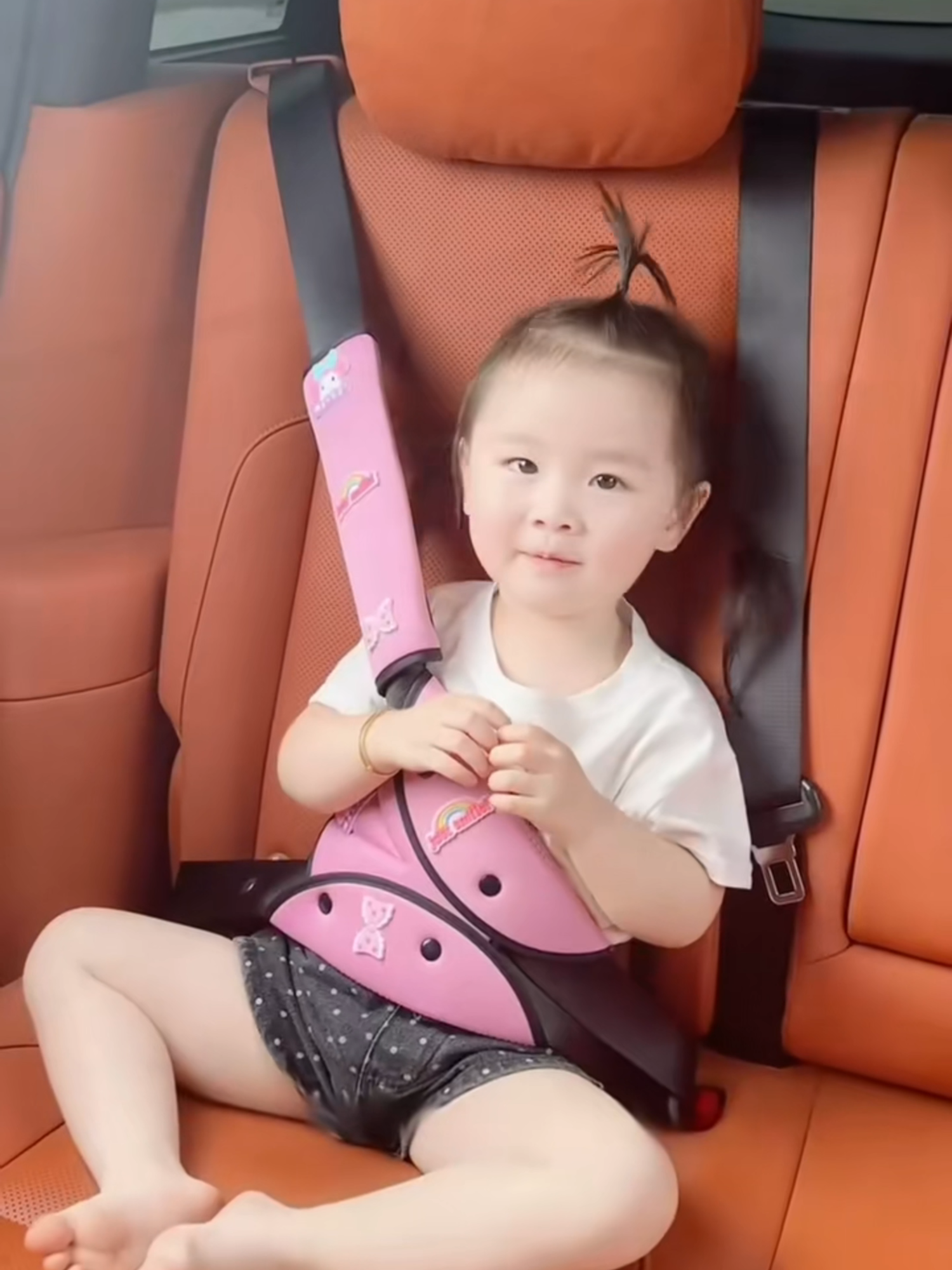 Car seat belt covers help children sit comfortably and safely.