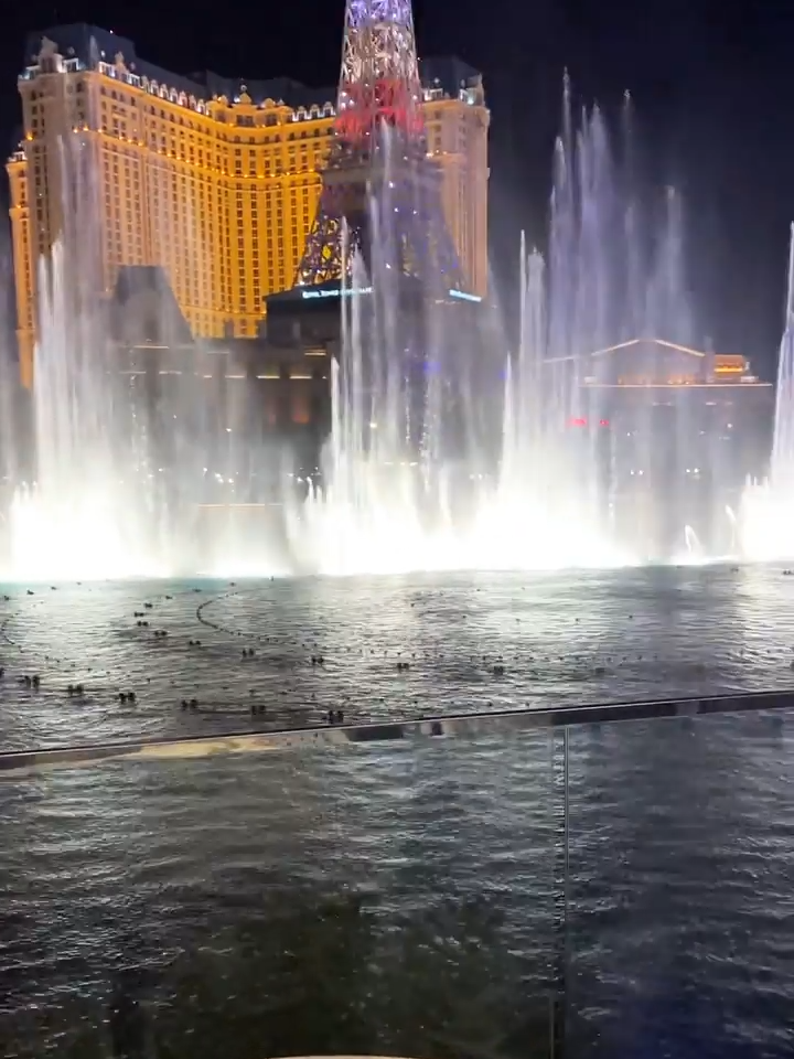 The Bellagio fountains are even better from a cozy outdoor table. Book early for the best seat in the house. #bellagiofountains #vegasviews #traveltipsz #vegasdining #dinnerwithaview #lasvegaslife #vegasprotips #fountainviews #travelhacks #outdoordining