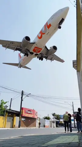 Boeing 737-800SFP, PR-GUY, na curta final da pista 07 do aeroporto de Navegantes. #boeing #737 #aeroporto #navegantes #santacatarina #landing #approach #pouso #aviation #aviao #airplane #cameralenta #aviacao #musica #slowed