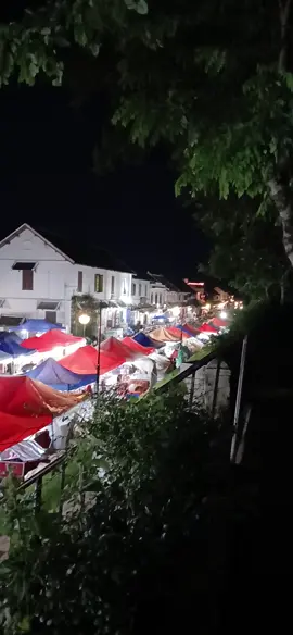 ຕະຫລາດມືດ ຫລວງພະບາງ Night Market (Luang Prabang).