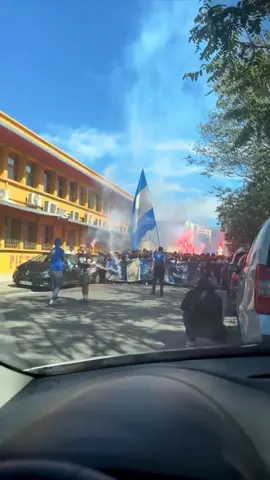 Le cortège du Commando Ultra 84 est parti en direction du Vélodrome ! 🔥🔵⚪️ ⚔️ Il est juste immense comme on peut le voir sur la deuxième vidéo ! Ça promet pour la suite !  #olympiquedemarseille#om#teamom#cu84#ultras#omogcn#marseille 