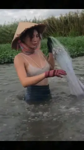 Beautiful girl catch fish #beautiful #fishing #girls #survival #camping #bushcraft #Outdoors #fyp 