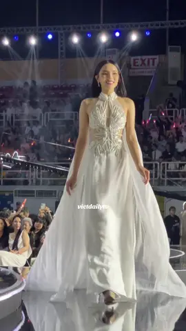 Nguyễn Cao Kỳ Duyên tự tin trình diễn áo dài đêm chung kết Miss Universe Vietnam 2024 - MUVN #missuniversevietnam #hoahauhoanvuvietnam #missuniversevietnam2024 #tiktokgiaitri #muvn #muvn2024 #kyduyen #nguyencaokyduyen 