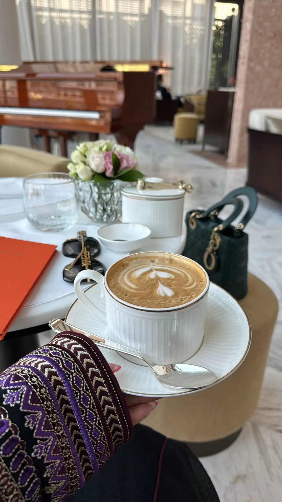 اقنعوووهــا تفتح حسابهـا 🤩♥️@MNOSH  #dior_spa #dubai🇦🇪 #tiktoklongs #اكسبلورexplore 