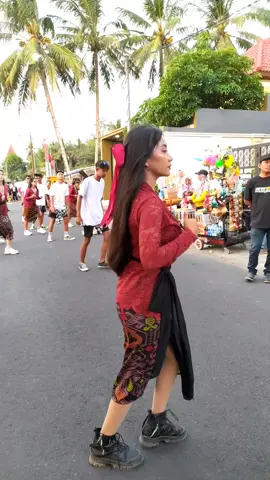 kebaya merah #idolatiktok #kebaya #dance #karnaval #blitar24jam #fyp #lewatberanda #trending #viral #pawai 