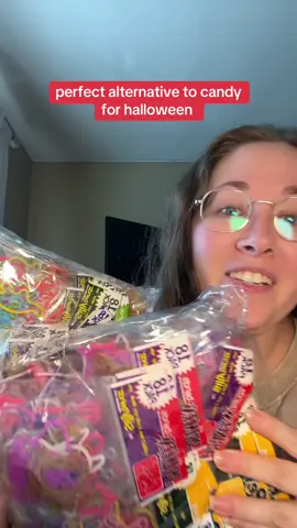 @Sillybandz has a trick or treat halloween bundle and it’s perfect if you want to do something other than candy! #sillybandz #halloween #trickortreat #halloweencandyalternative #halloweenideas #trickortreatideas 