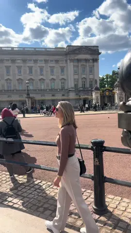 Destination: London 🤍🏴󠁧󠁢󠁥󠁮󠁧󠁿 #london #england #londonvacation 